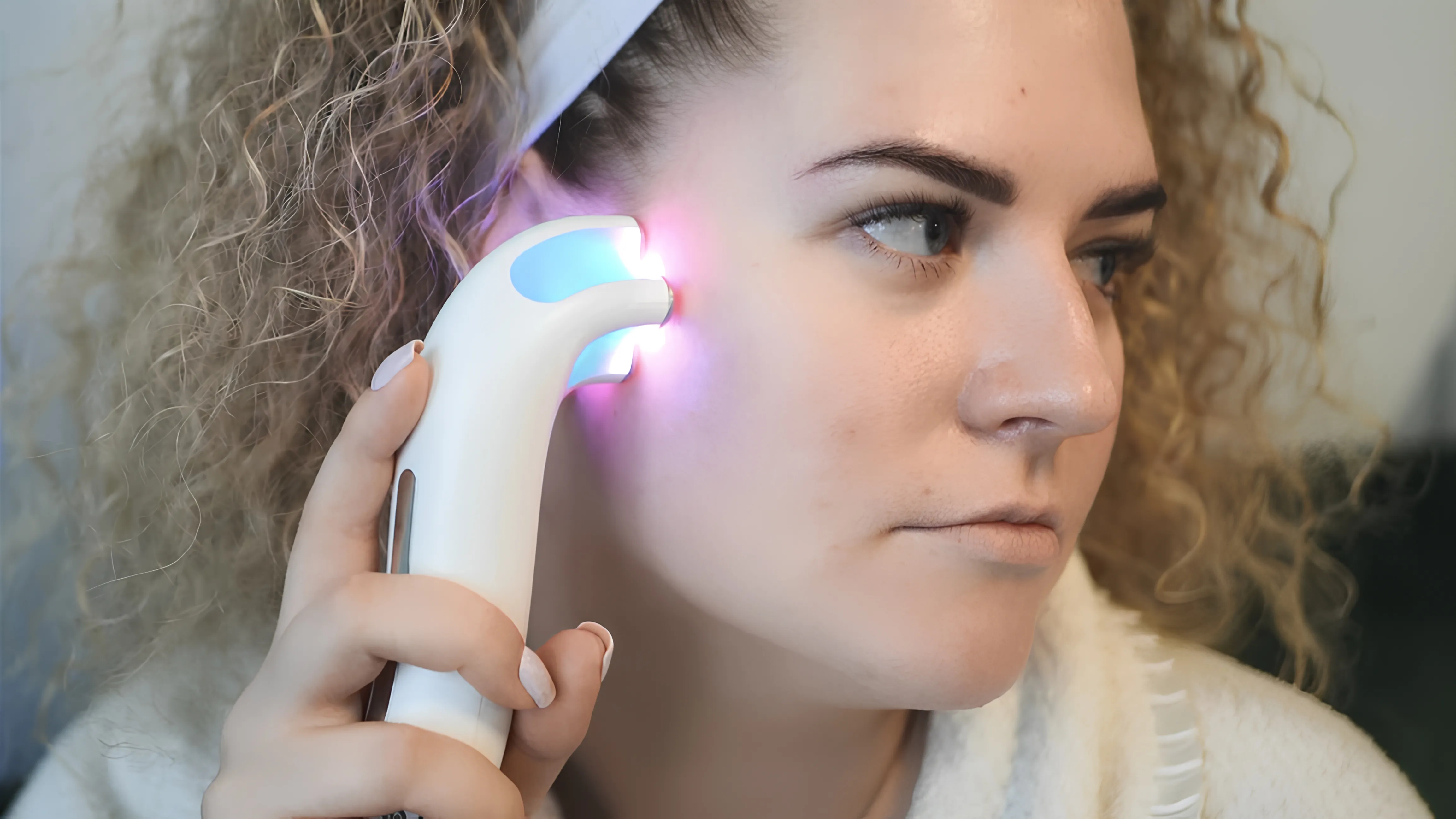 Life Beauty device treating facial skin with LED light