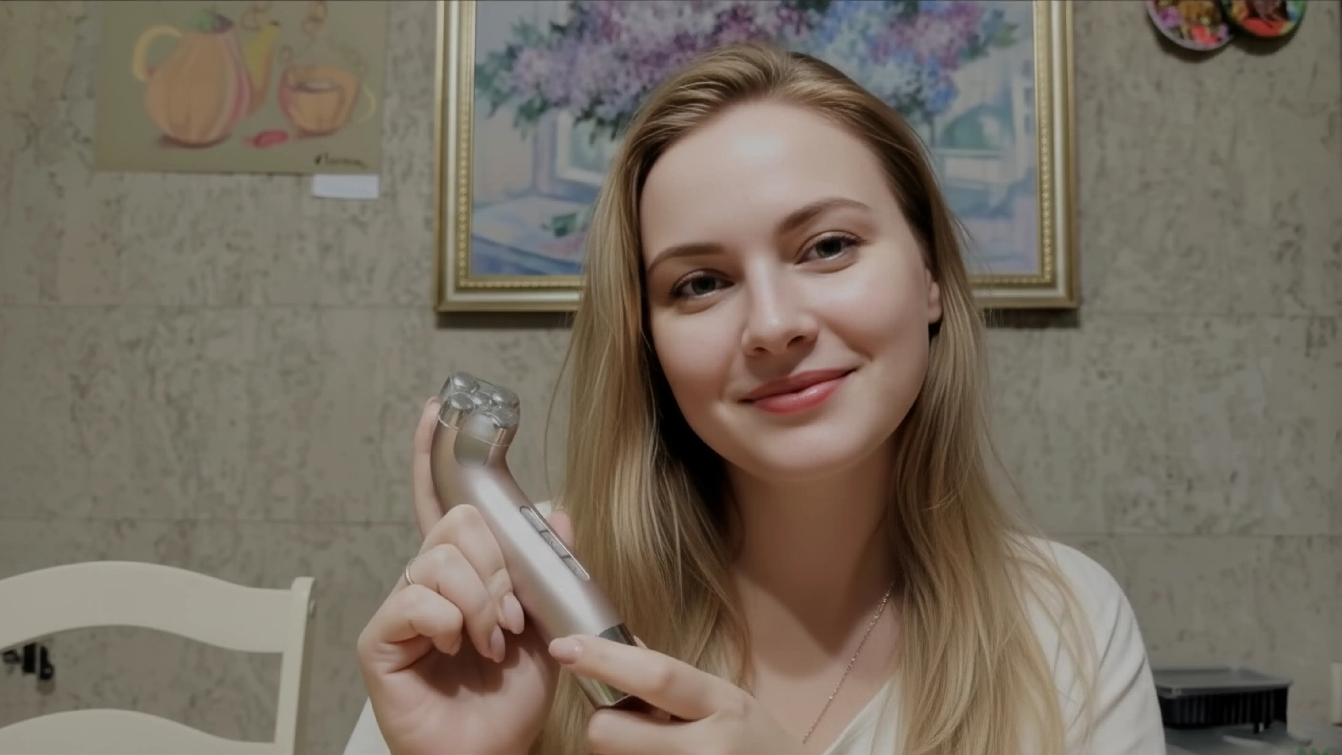 Life Beauty handpiece held in hand